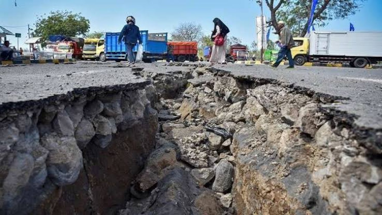 زلزال عنيف يقتل ويصيب 27 شخصا في إندونيسيا