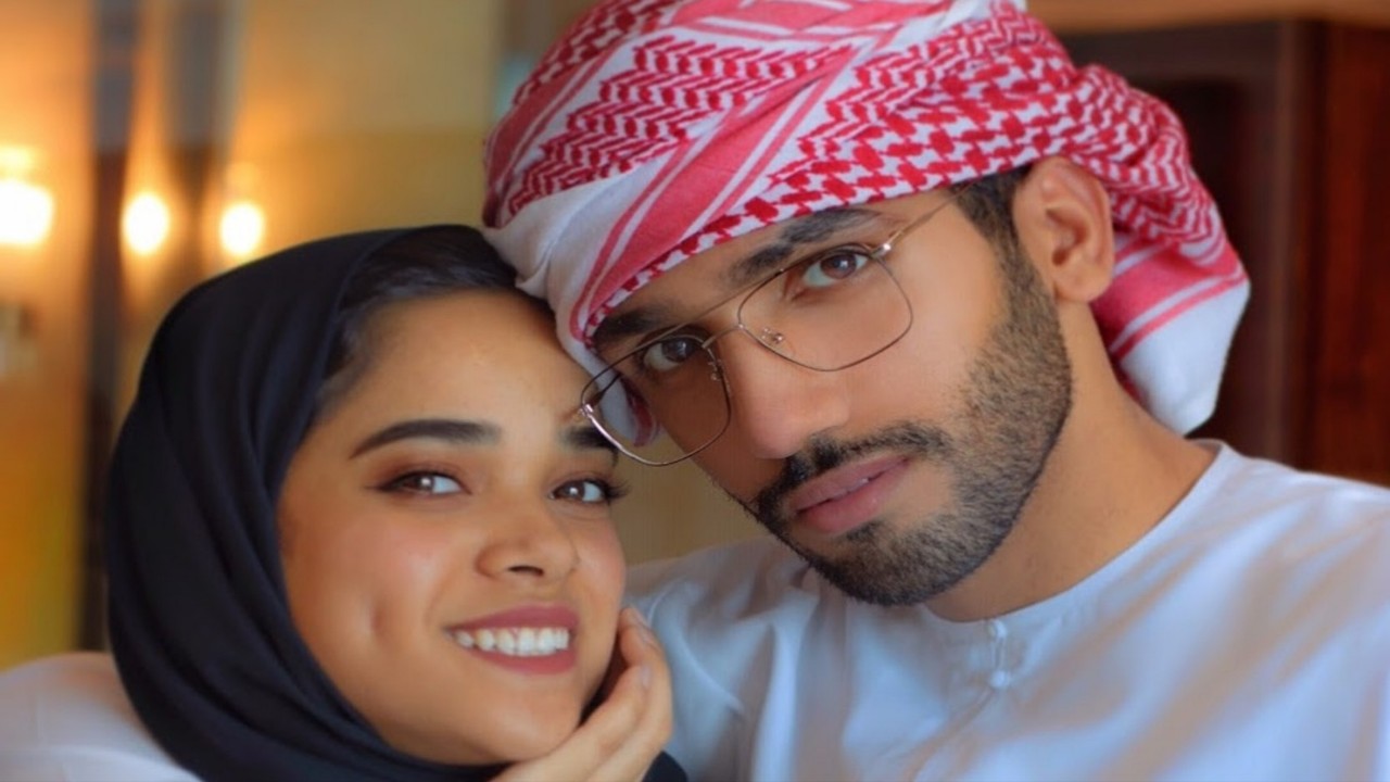 بالفيديو.. أحمد خميس يرتدي ملابس زوجته مشاعل الشحي: ” لايق علي”