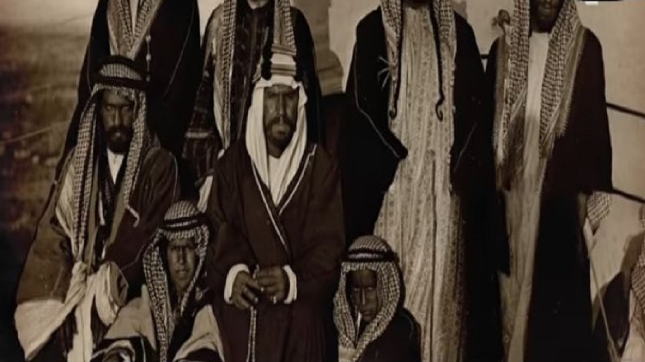 صورة قديمة للملك عبدالعزيز مع أحد إخوته قبل أكثر من 100 عام