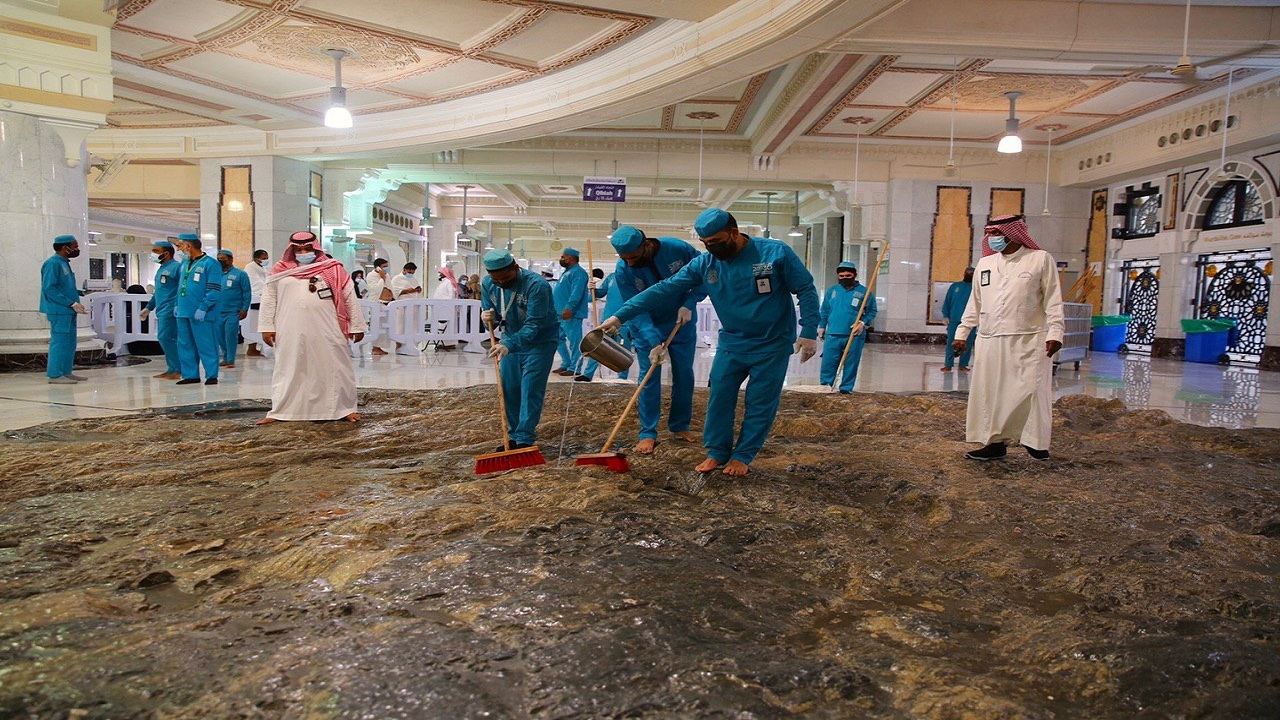 بالصور.. تطهير جبلي الصفا والمروة بشكل دوري