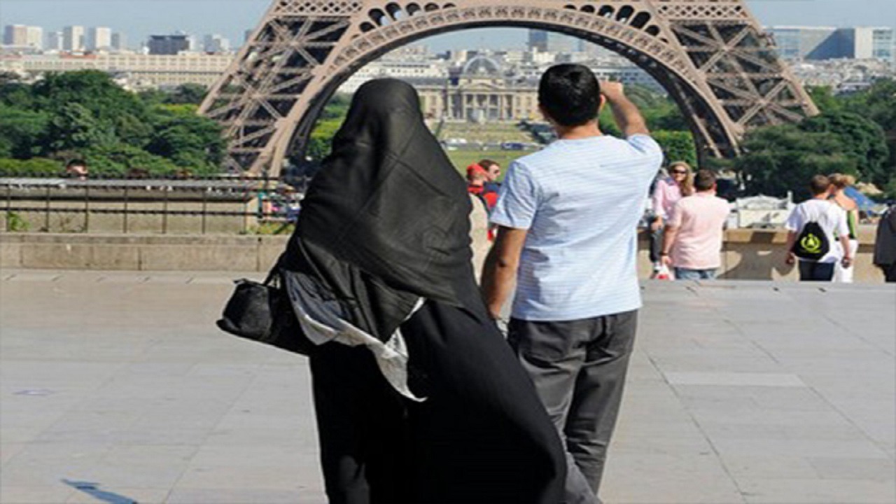مسؤولة فرنسية تقترح قانونًا لحظر أكبر للحجاب