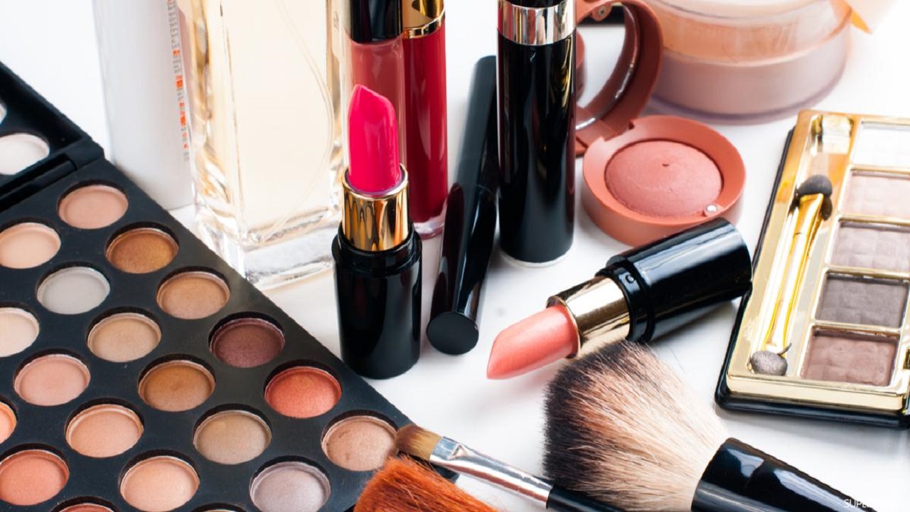 7 إرشادات لتجنب الأعراض الجانبية لمنتجات التجميل