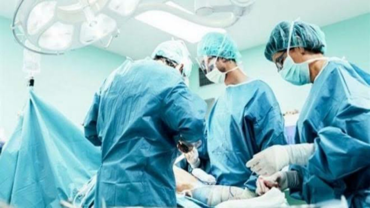 تفاصيل إجراء جراحة نادرة عالمياً لطفل وهو في حالة إفاقة بالرياض &#8221; فيديو &#8221; 