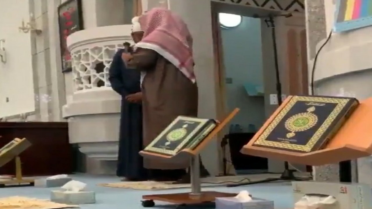 شاهد.. إمام مسجد يقبل رأس آسيوي أشهر دخوله للإسلام