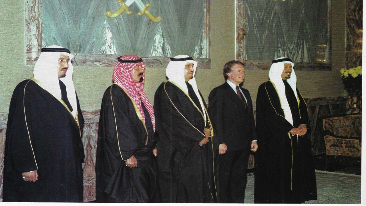 شاهد.. صورة نادرة لخادم الحرمين والملك خالد أثناء استقبال جيمي كارتر في مطار الرياض 