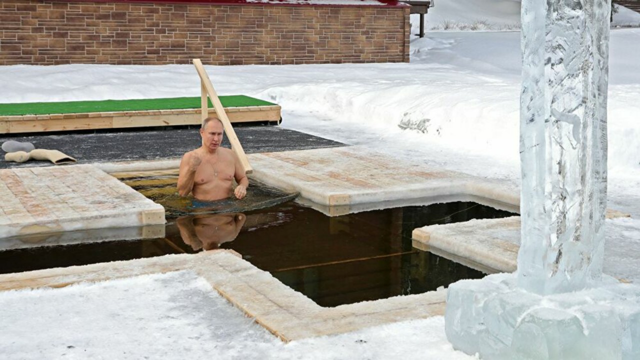 شاهد.. بوتين يحتفل بعيد الغطاس في بحيرة جليدية على طريقته الخاصة 