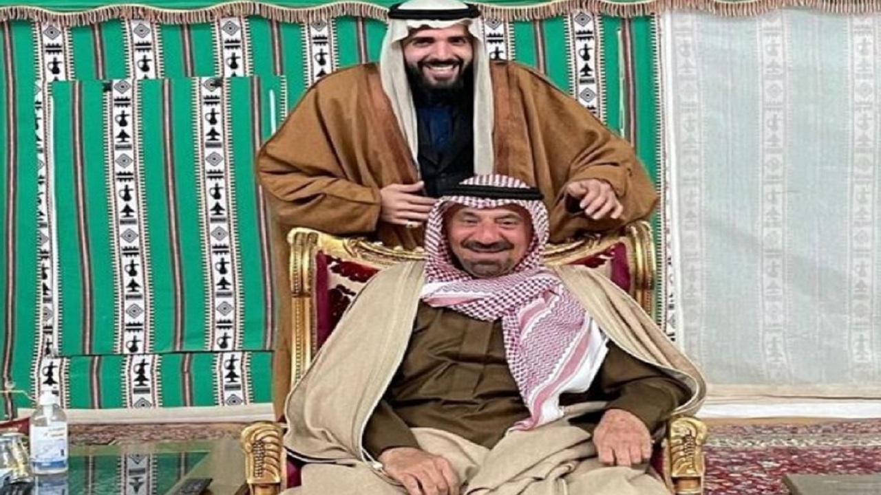 صورة تجمع أمير نجران مع ابنه الأمير فهد في رحلة بمنطقة صحراوية