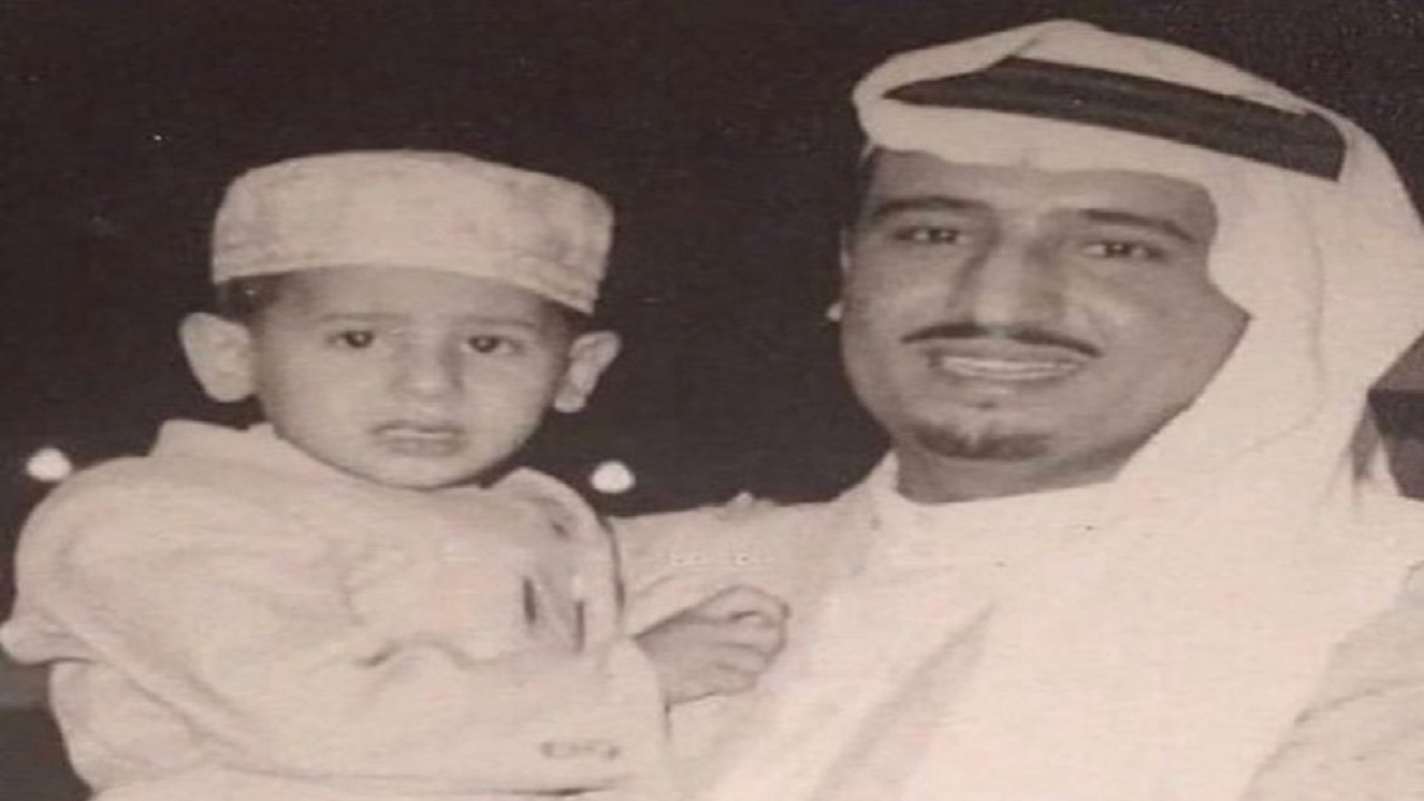 صورة نادرة للملك سلمان يحمل طفلا في مقتبل العمر أصبح الآن وزيرا