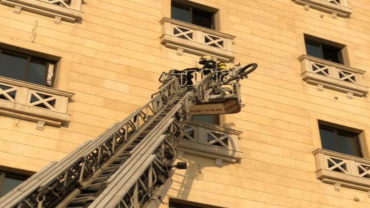 بالصور.. إخلاء فندق بعد اندلاع حريق في سقفه بالدمام