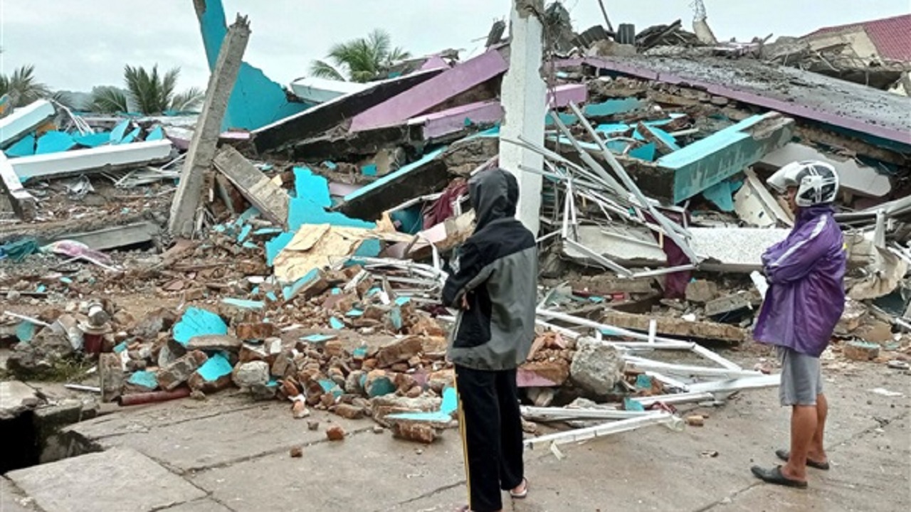 ارتفاع ضحايا زلزال إندونيسيا إلى 26 شخص والحكومة تحذر من &#8220;تسونامي &#8220;