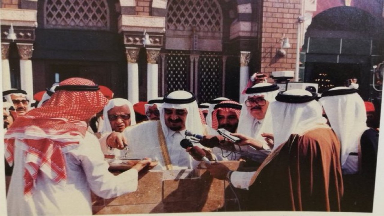 صورة نادرة للملك فهد خلال وضع حجر الأساس لتوسعة الحرم النبوي