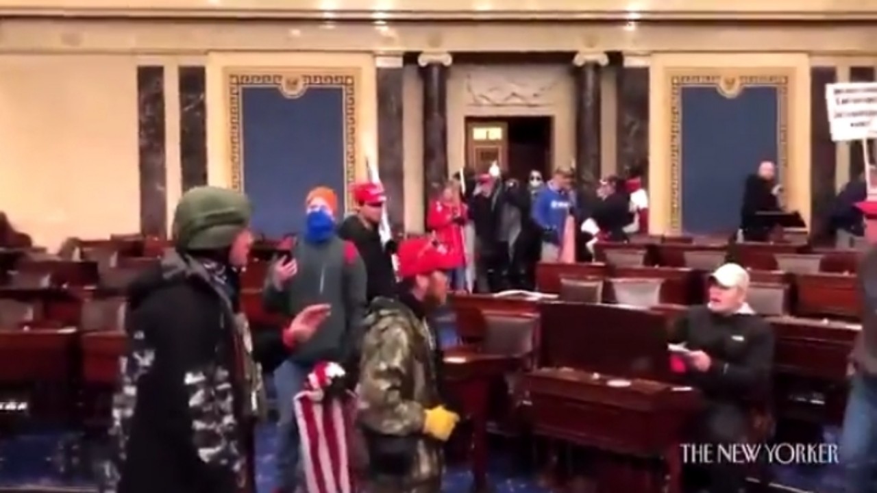 بالفيديو.. مشاهد جديدة تكشف لحظة اقتحام مبنى الكونغرس الأمريكي