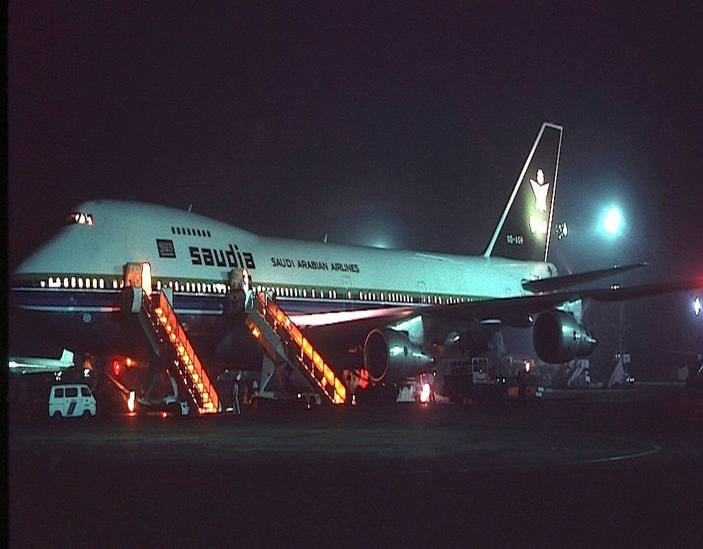 منظر ليلي جميل لطائرة الخطوط السعودية منذ 43 عام
