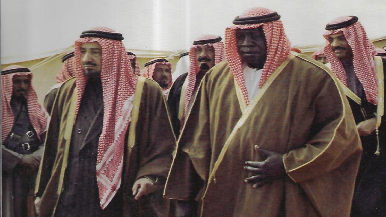 صورة نادرة تجمع الملك خالد بالرئيس الأوغندي بالزي السعودي قبل 41 سنة