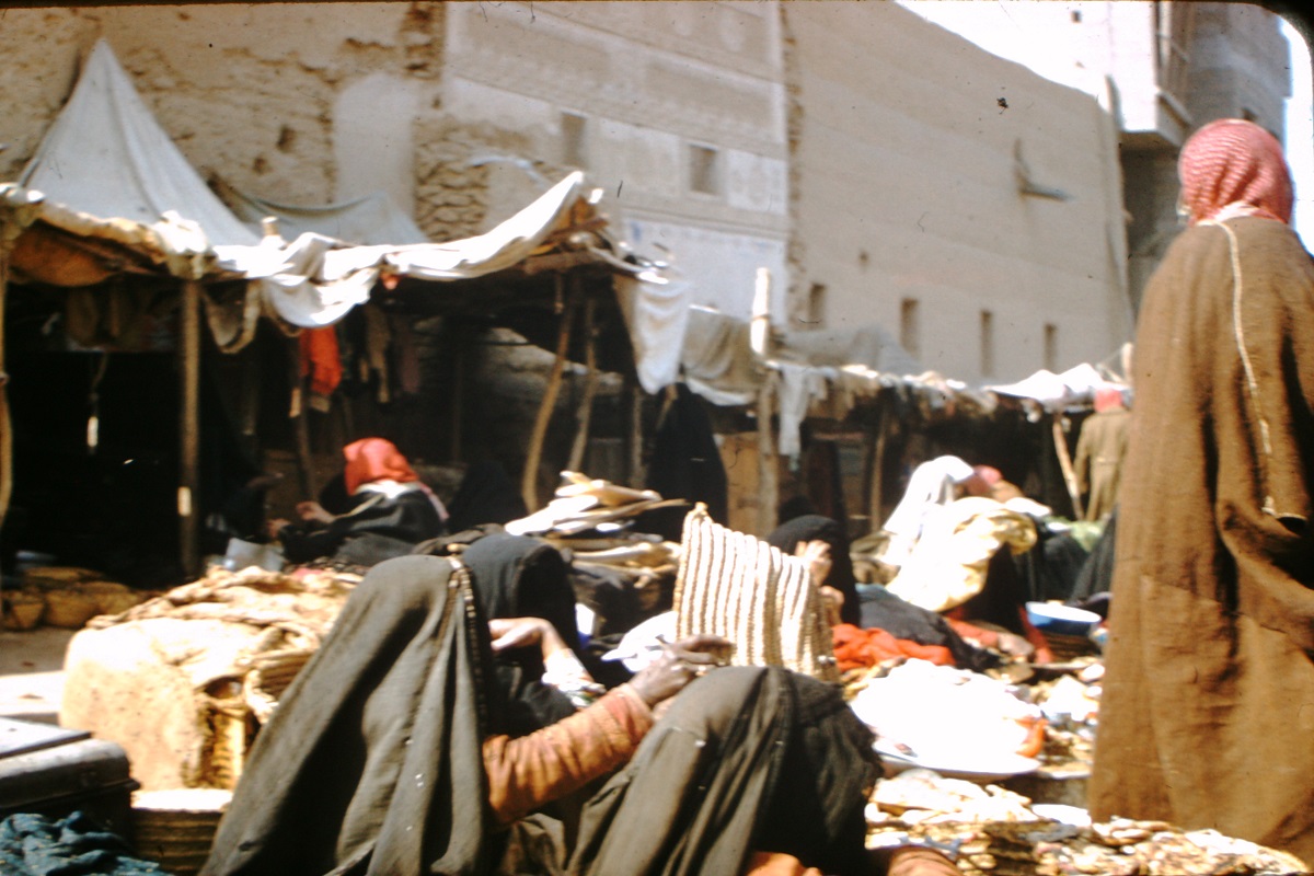 صورة لأحد الأسواق في الرياض قبل 69 عام