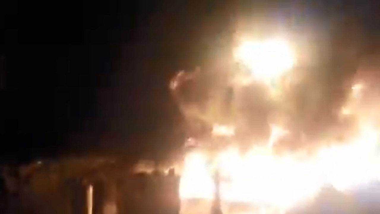 شاهد.. اندلاع حريق هائل في صهريج للنفط  بحمص السورية
