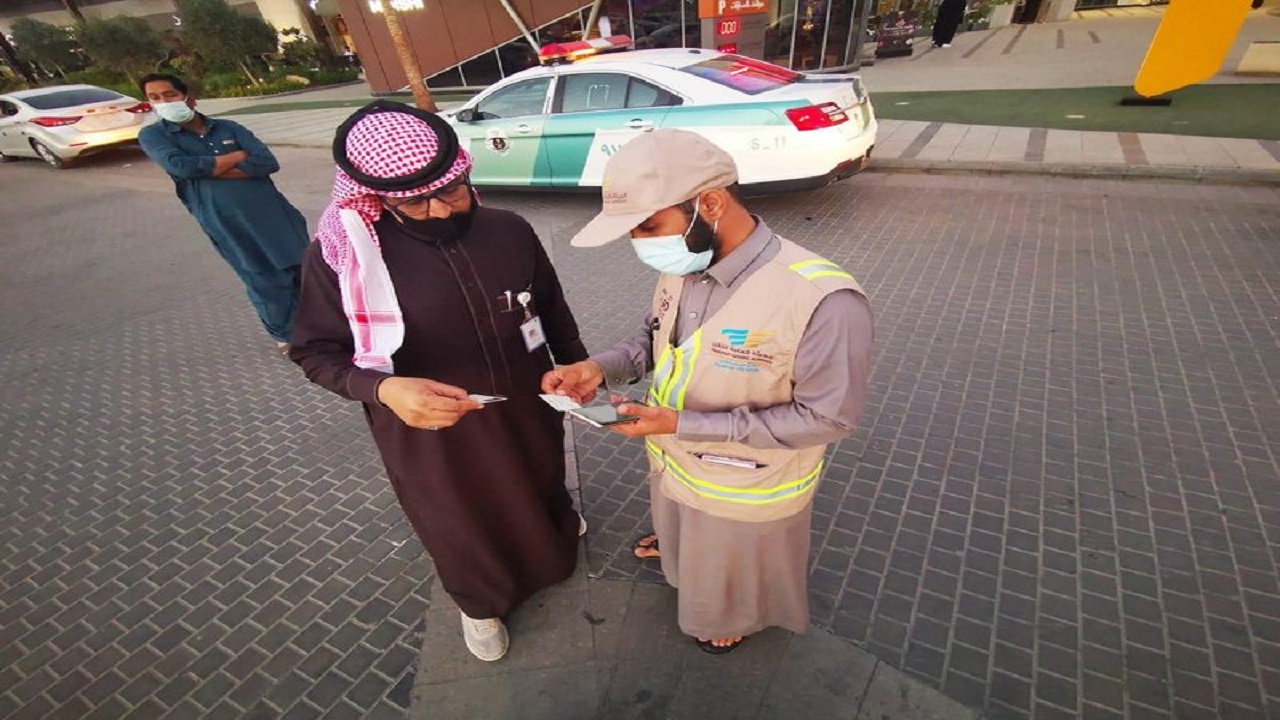 بالصور.. ضبط عمالة بمعرفات سعودية بأحد تطبيقات تأجير المركبات في الرياض