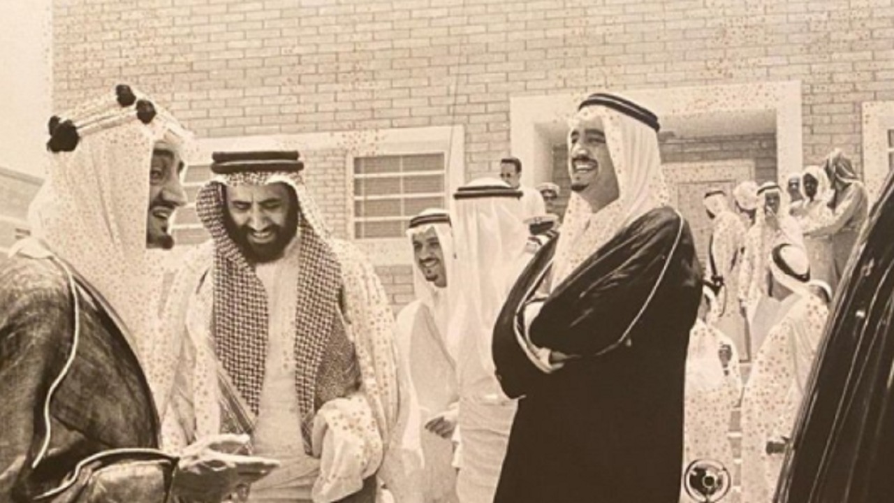 صورة نادرة للملك فيصل والملك فهد أثناء زيارة الملك سعود لمستشفى الظهران