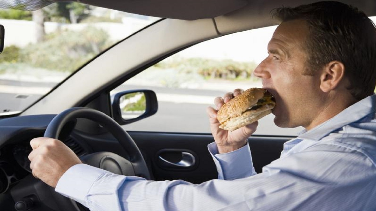 أطعمة يجب تجنبها أثناء القيادة لمسافات طويلة