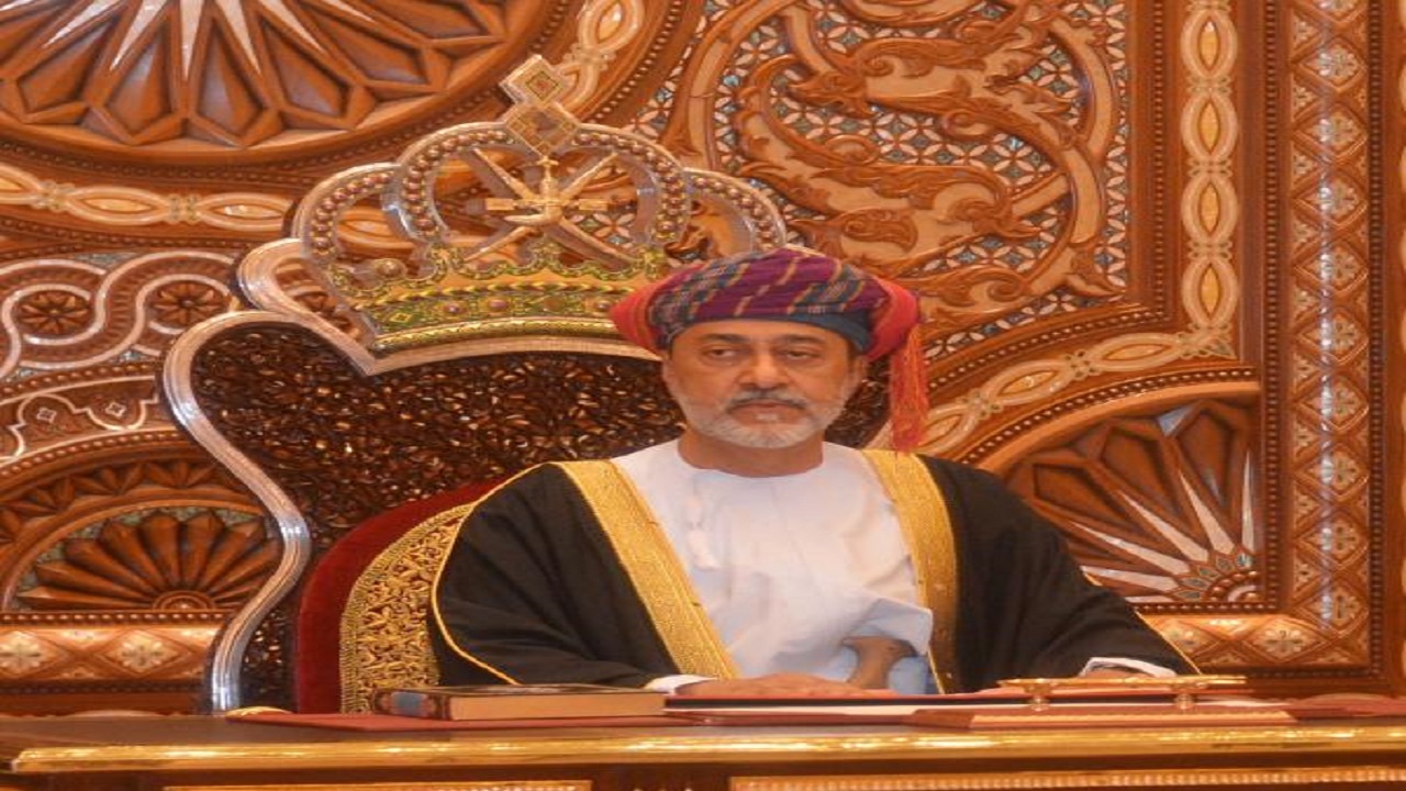 سلطان عمان يصدر ثلاث مراسيم أحدها لإعادة تنظيم مجلس الدفاع