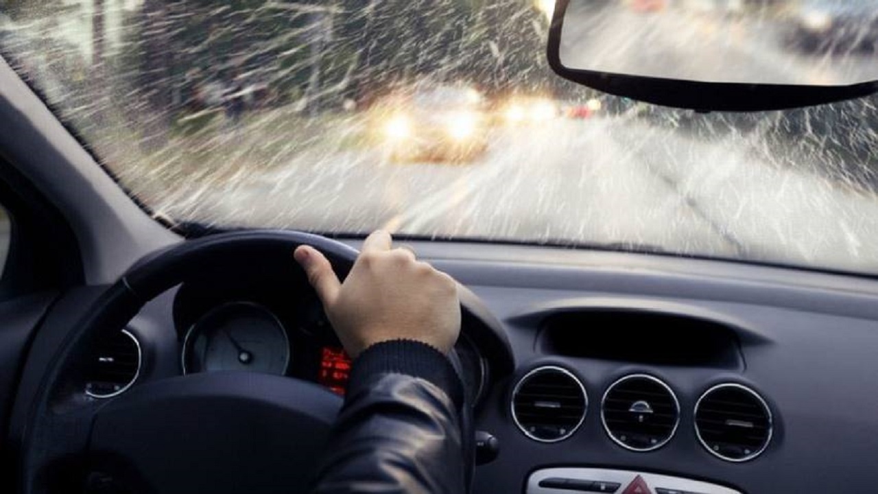 4 أشياء يجب أن تحتفظ بها في سيارتك لتجنب مخاطر الشتاء