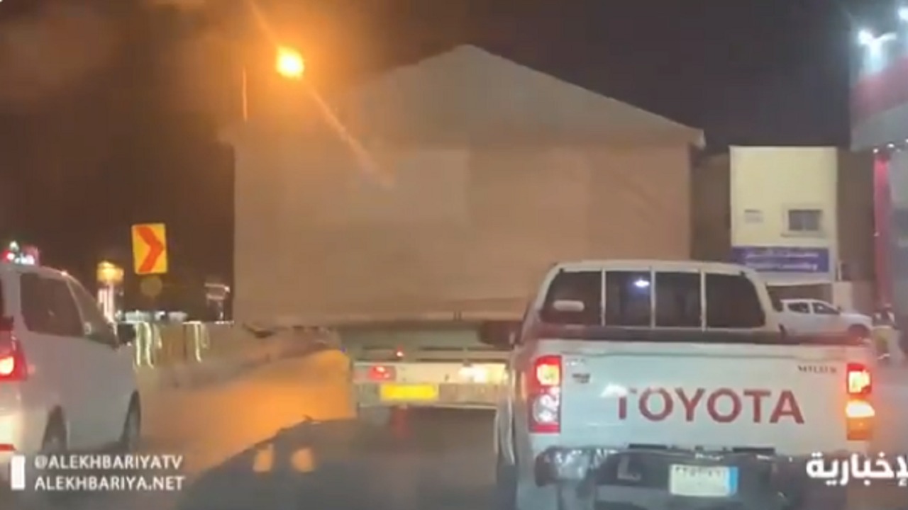 بالفيديو.. شاحنة تحمل خيمة كبيرة في شوارع الرياض بطريقة مخالفة