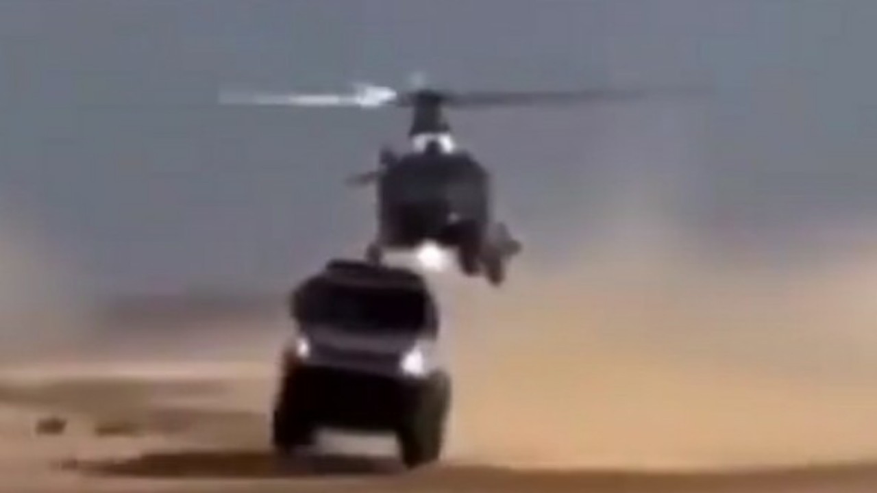 شاهد.. لحظة احتكاك طائرة هليكوبتر بشاحنة في سباق رالي داكار 