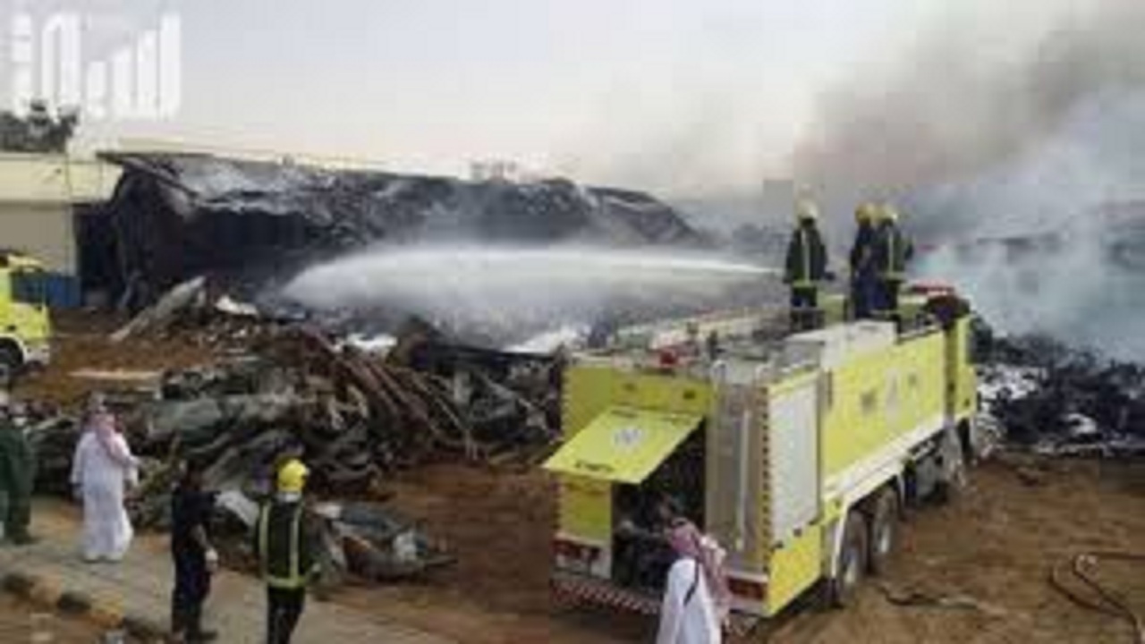 شاهد..  الدفاع المدني يباشر حريقاً هائلاً في مستودعات على طريق &#8221; الرياض &#8211; الخرج &#8220;