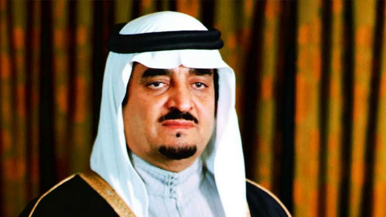 فيديو نادر للملك فهد أثناء إلقاء القسم بعد تعيينه وزيرًا للمعارف