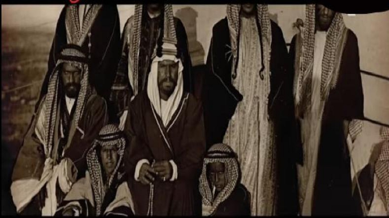 صورة نادرة الملك عبدالعزيز برفقة الأمير المصطفق من القرن الماضي