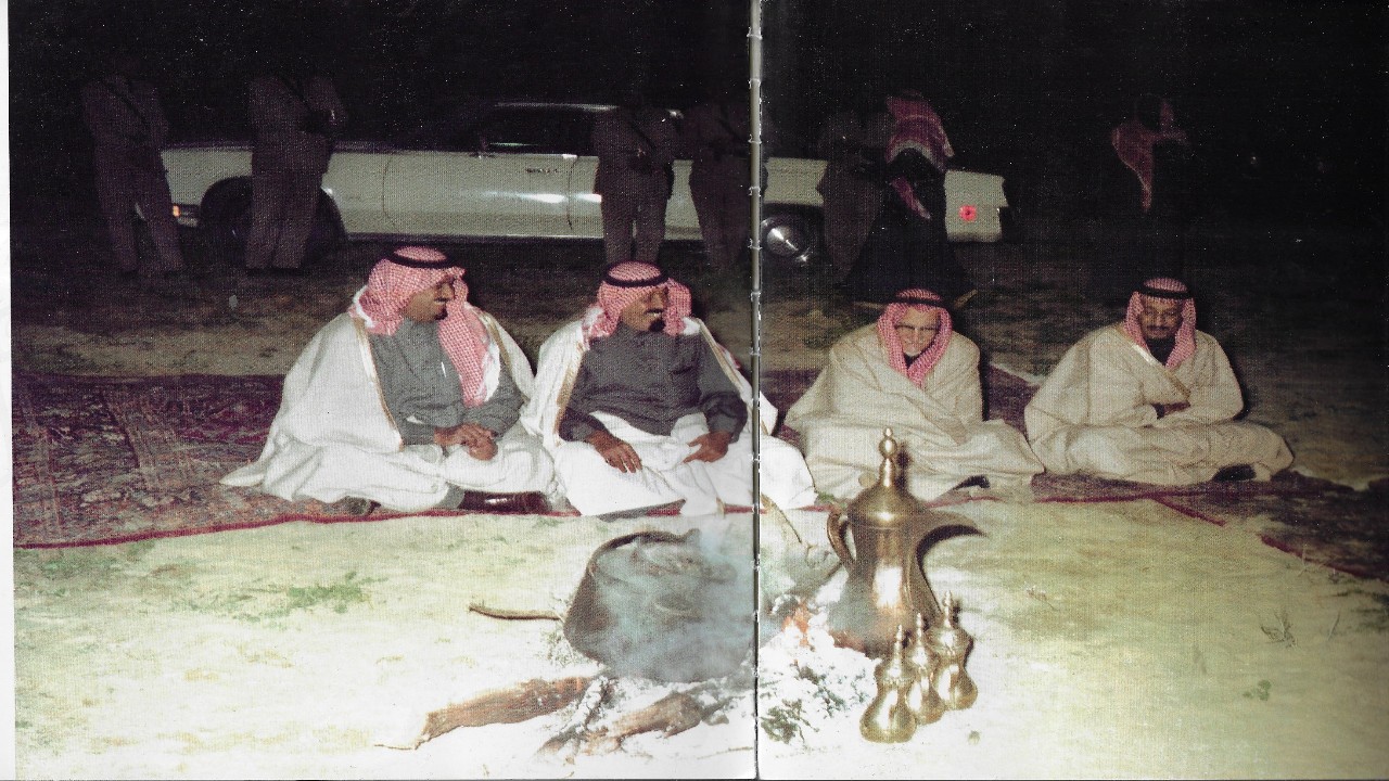 صورة نادرة لخادم الحرمين والملك عبدالله في المخيم الملكي بالمنطقة الشمالية 