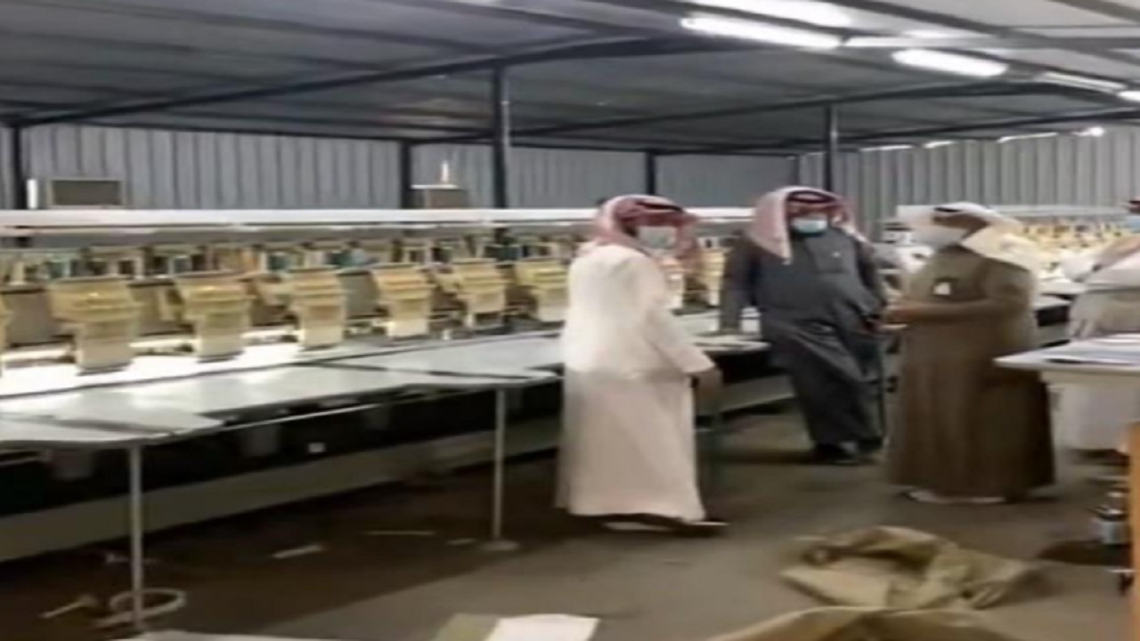 بالفيديو.. ضبط مستودعات داخل مزارع حوّلتها عمالة لتصنيع كوش الأفراح بالرياض
