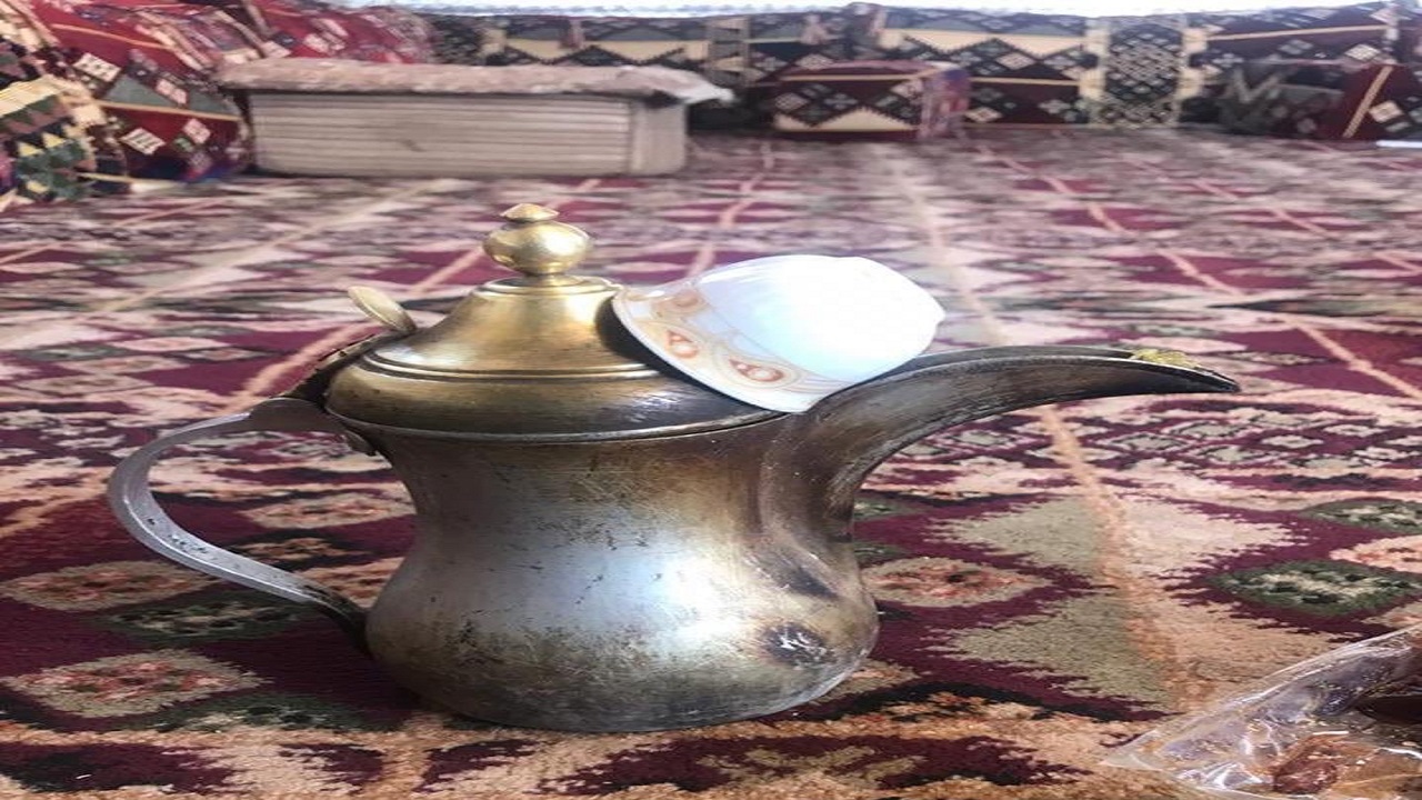 دلالة وضع فنجان القهوة العربية على “الدلة”