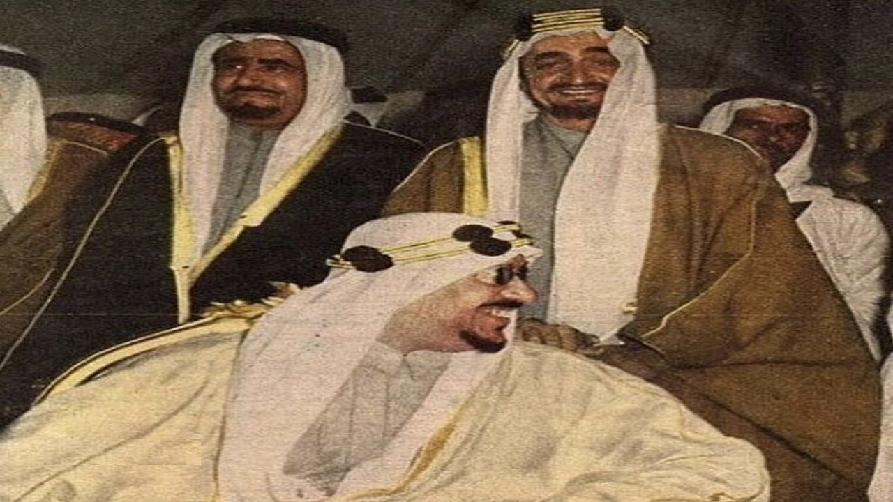 صورة نادرة تجمع الملك سعود بالملك فيصل في حالة بهجة