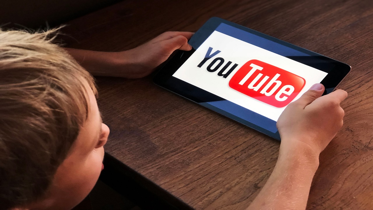 بالفيديو.. خبير نقني يوضح كيفية حماية الأطفال من مخاطر اليوتيوب