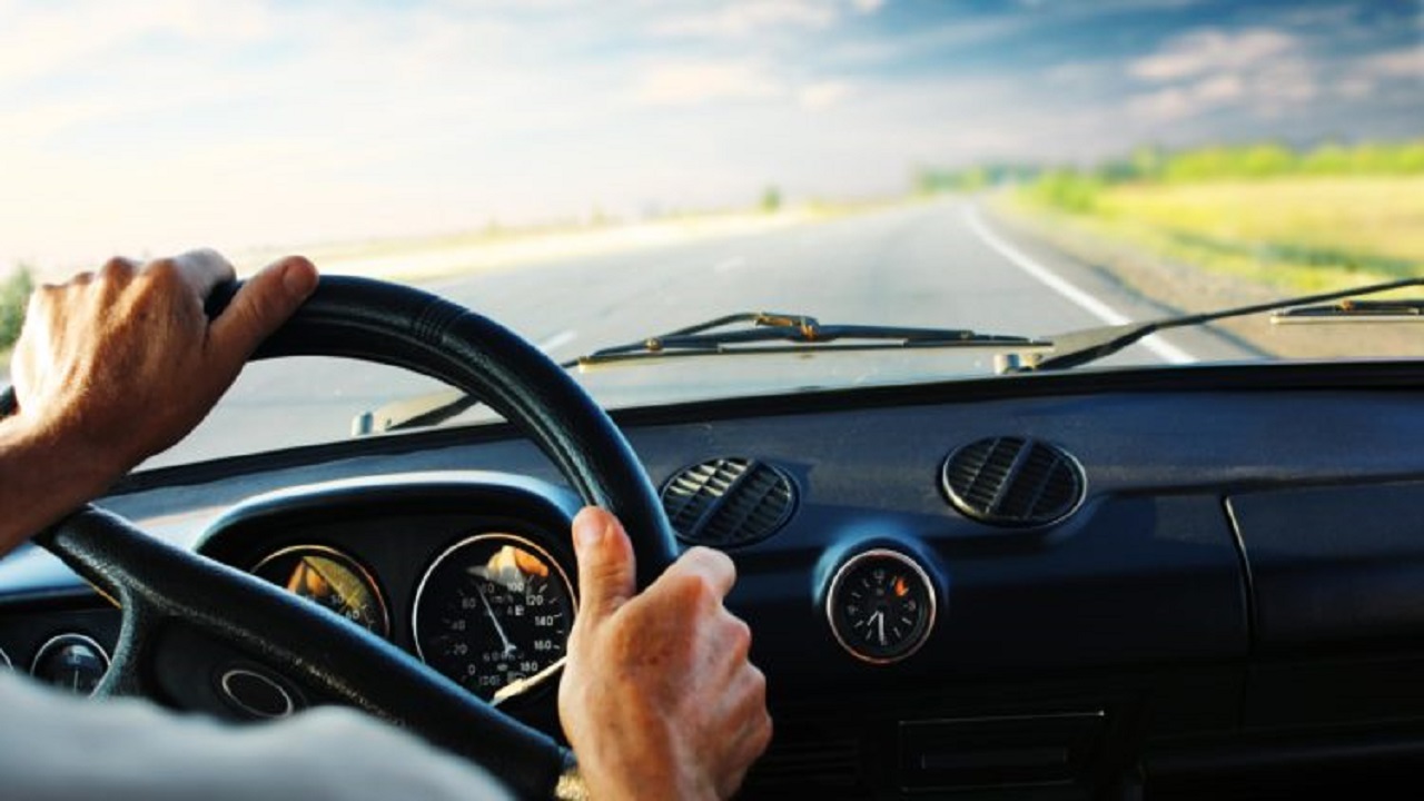 عادات خاطئة قد تؤدي للموت أثناء قيادة السيارة