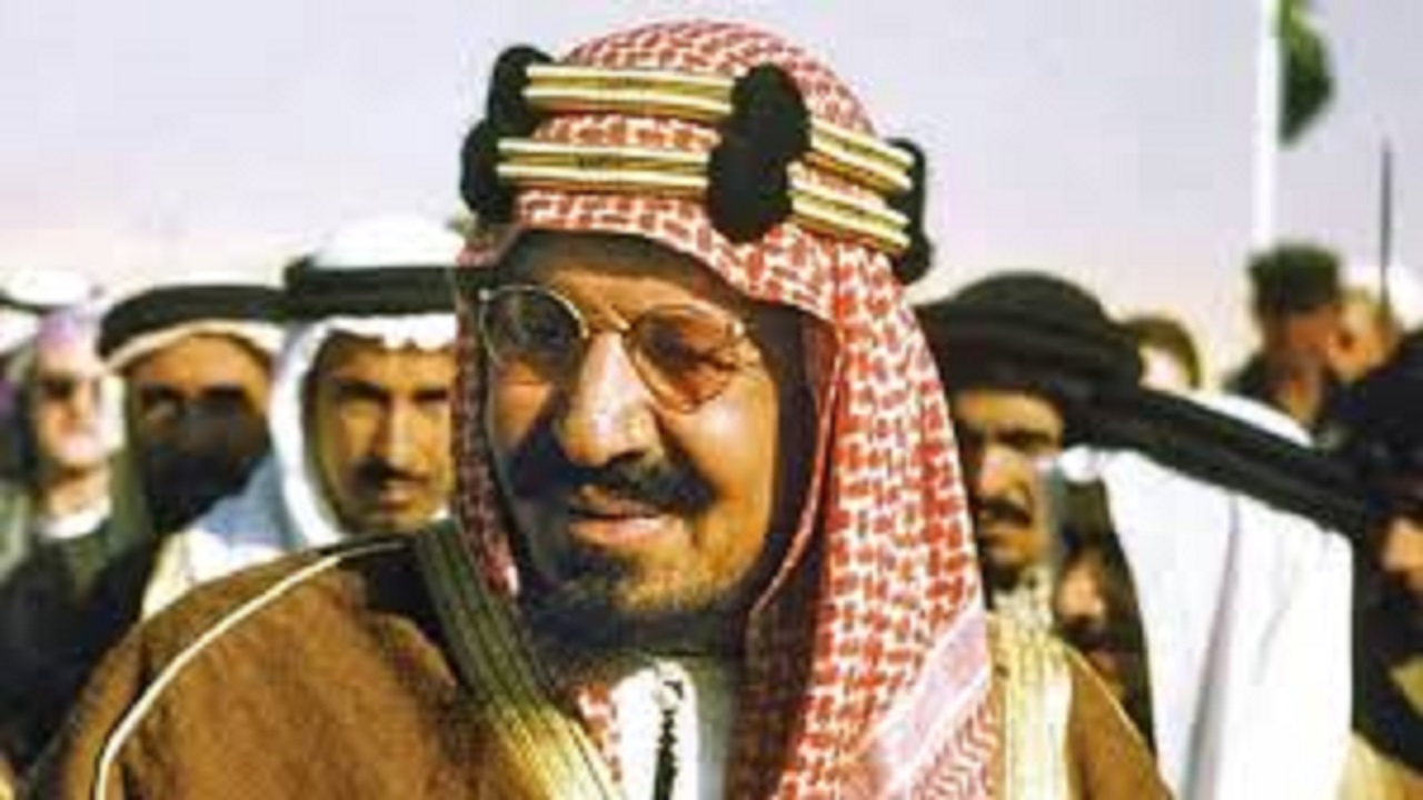 لحظة خروج الملك المؤسس من المسجد الحرام بعد ضم مكة للحكم السعودي
