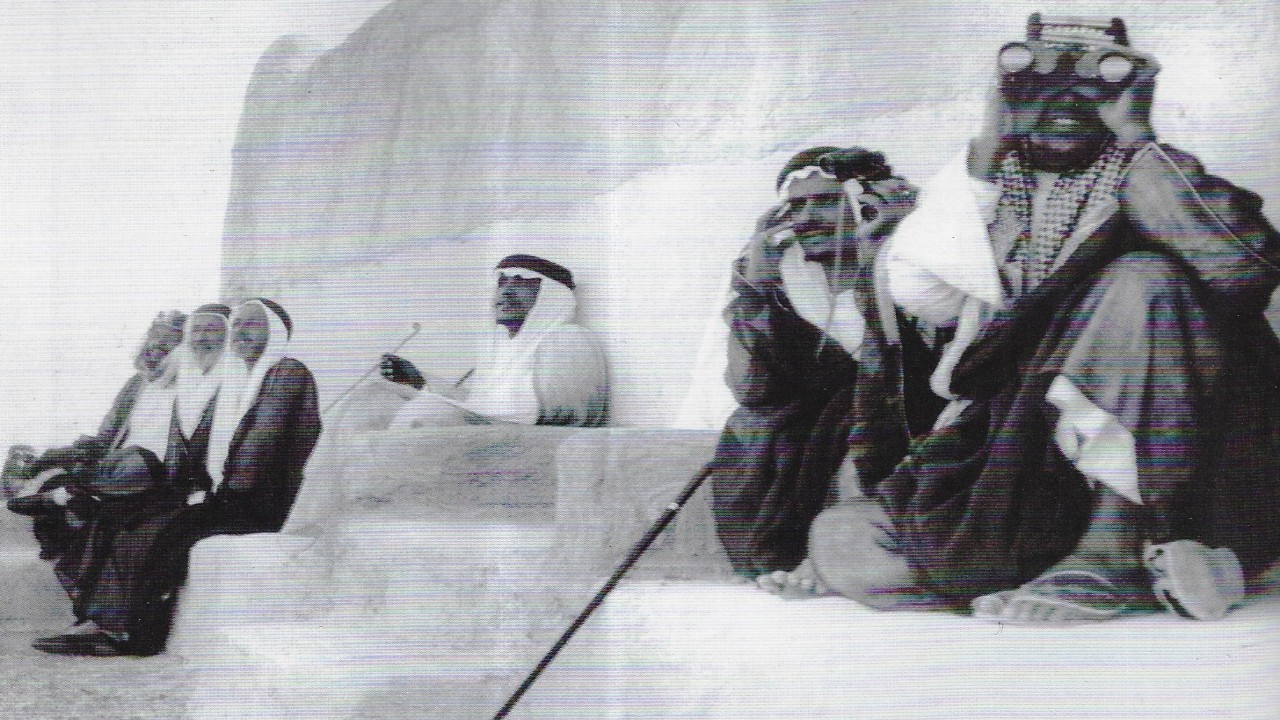 صورة نادرة تظهر الملك عبدالعزيز والملك سعود أثناء مشاهدة سباق للخيل بالرياض