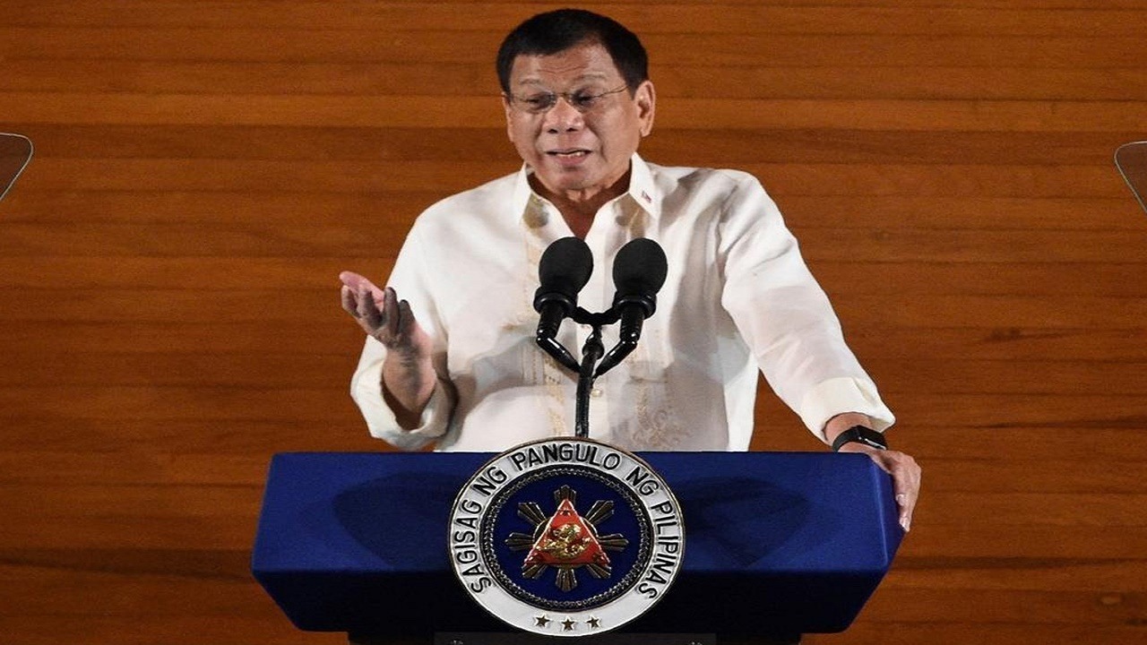 بالفيديو.. رئيس الفلبين ينصح ابنته بعدم الترشح: الرئاسة ليست للنساء