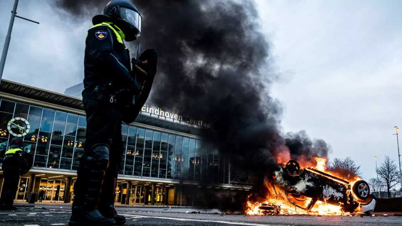 مظاهرات وحرائق ونهب متاجر في هولندا بسبب “كورونا”