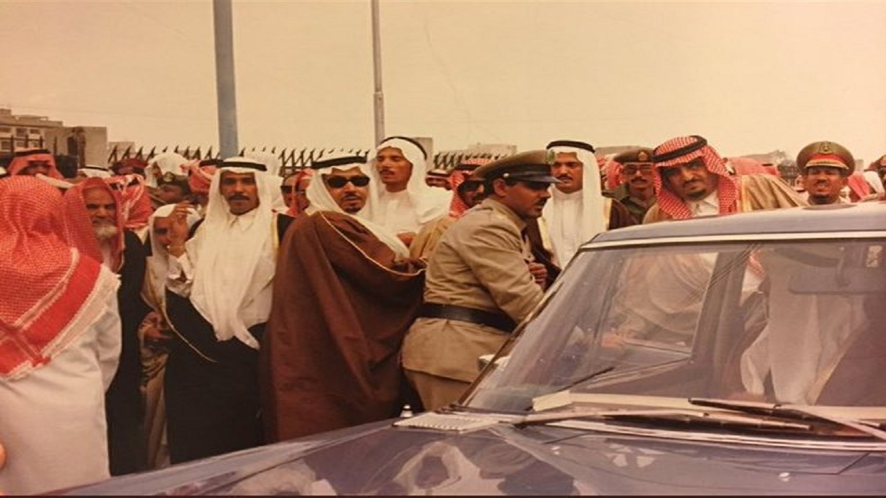 صورة نادرة للشيخ عبدالله بن حميد بعد أداء صلاة الجنازة على الملك فيصل