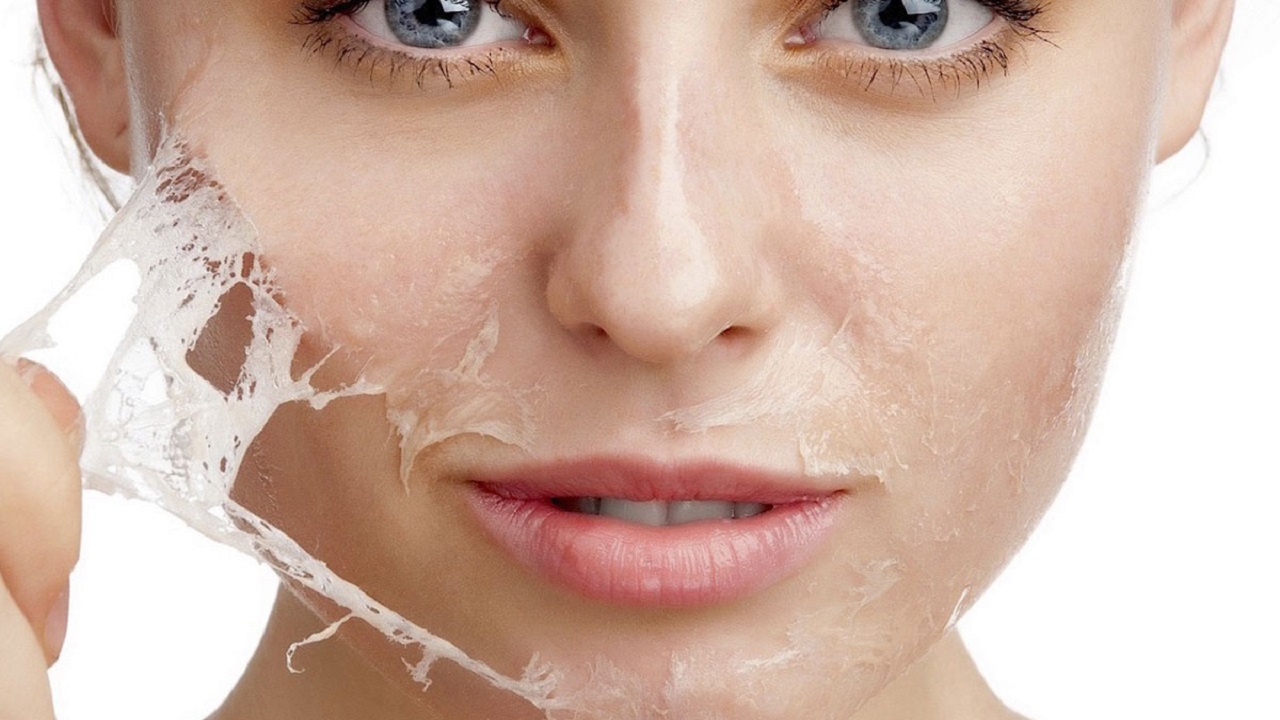 بالفيديو.. متخصص يحذر هذه الفئات من الخضوع لعمليات تقشير للبشرة