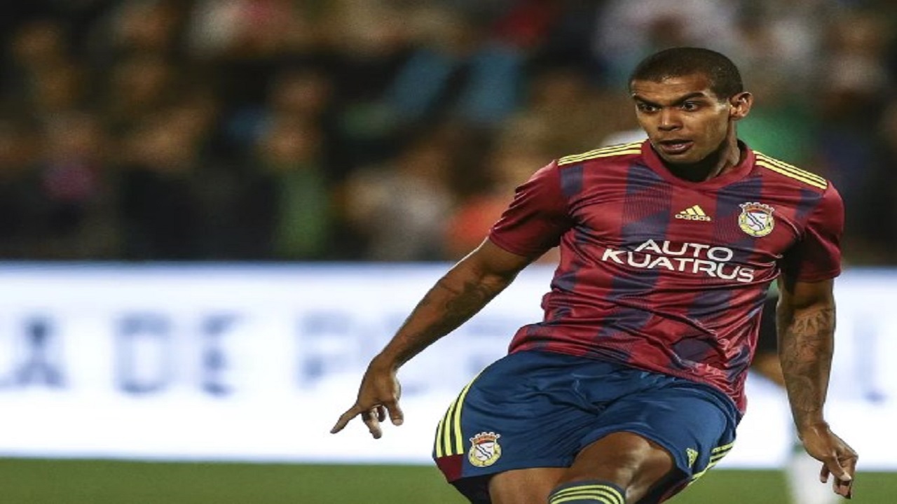 بالفيديو .. لحظة سقوط لاعب كرة قدم أصيب بستكة قلبية أثناء مباراة