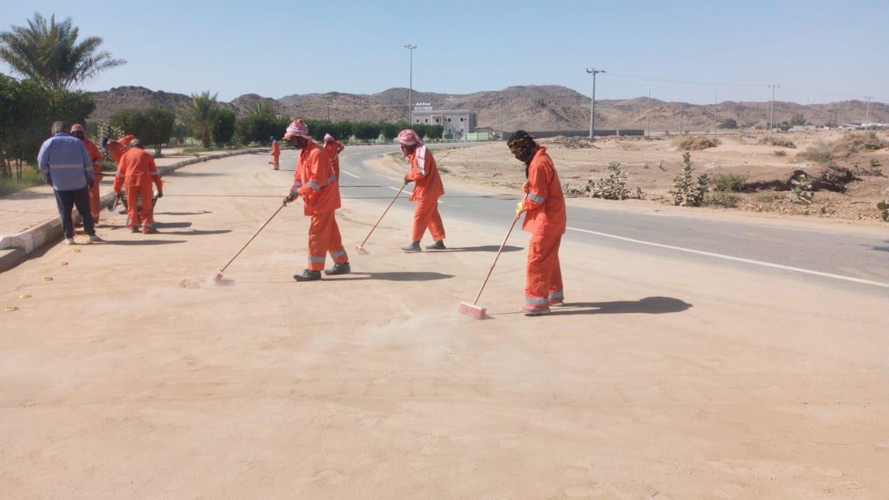 بلدية الحازمي تواصل أعمال معالجة آثار الأمطار