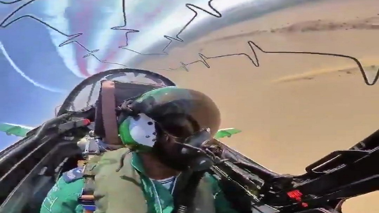 شاهد.. طائرة لفريق الصقور السعودية تقدم عرض جوي بطريقة احترافية