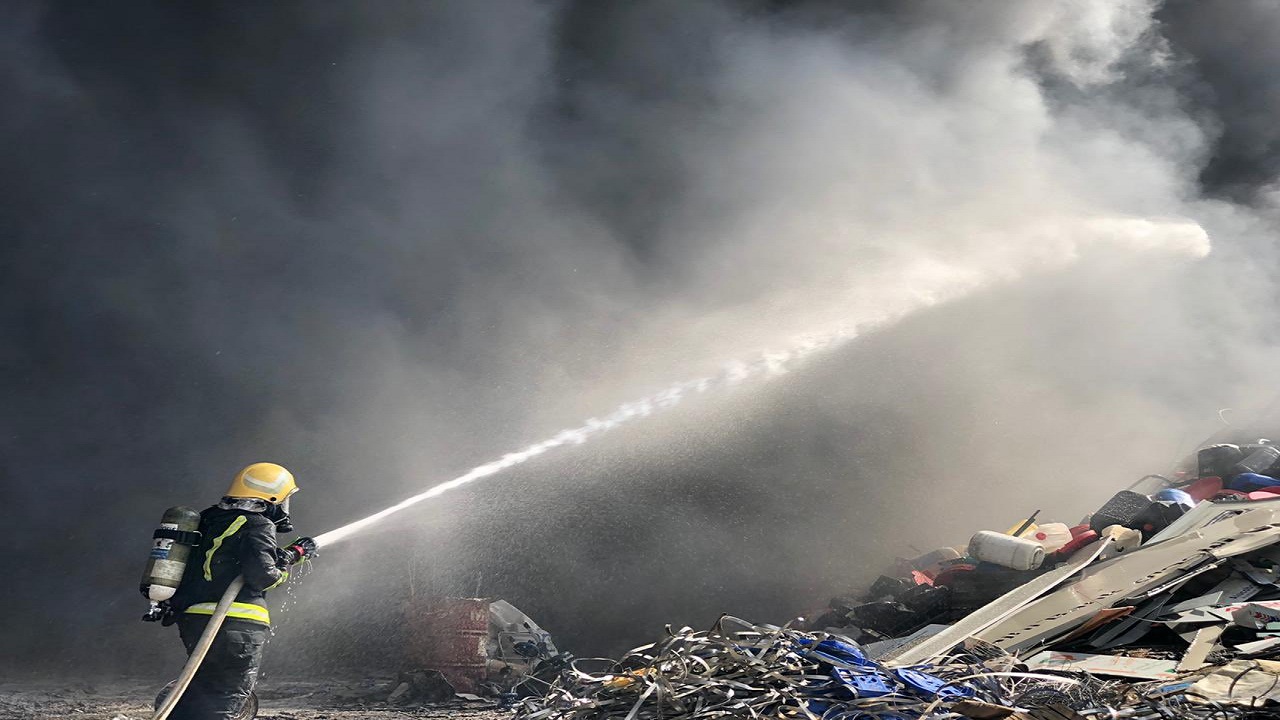 اندلاع حريق في موقع لتجميع السكراب بصناعية أبها