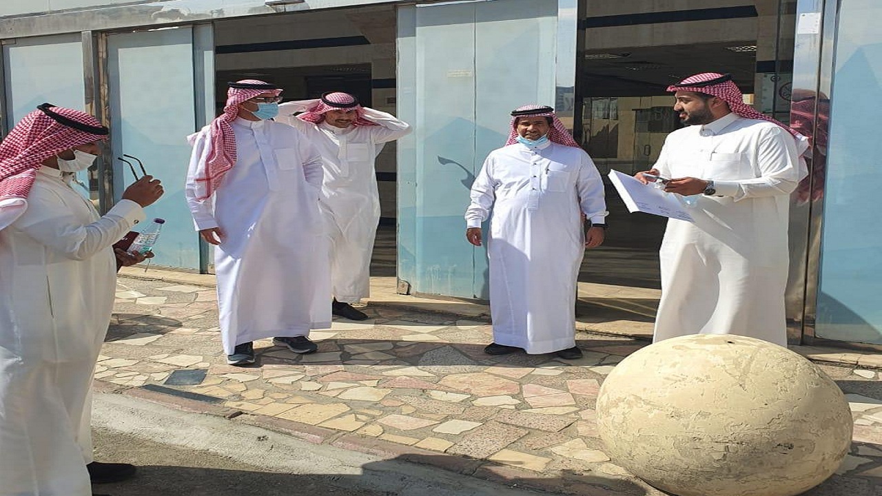 القبيسي يقف على أعمال الموارد البشرية بتعليم مكة