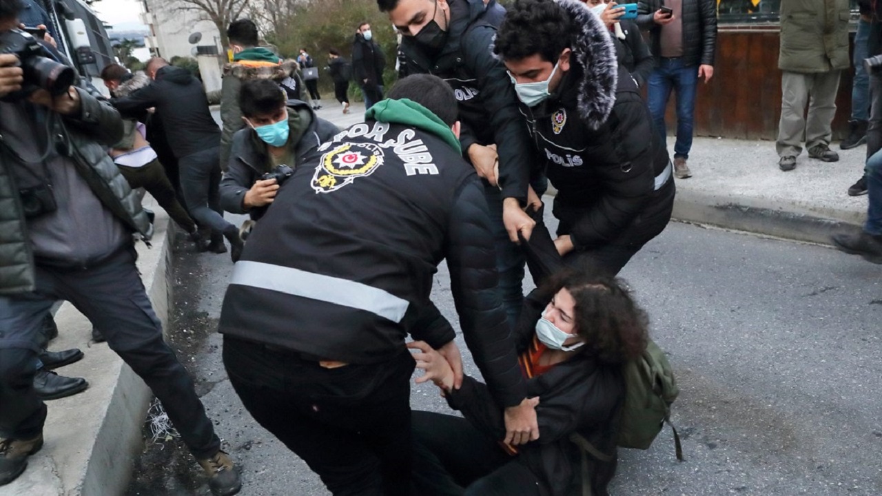 شرطة النظام التركي تعتقل مئات المحتجين على تعيين أردوغان عميدًا جامعيًا