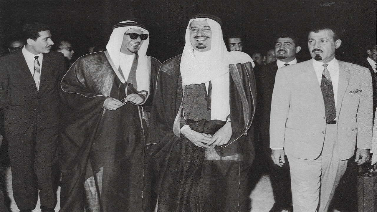 صور للملك خالد في مطار بيروت قبل 60 عاما