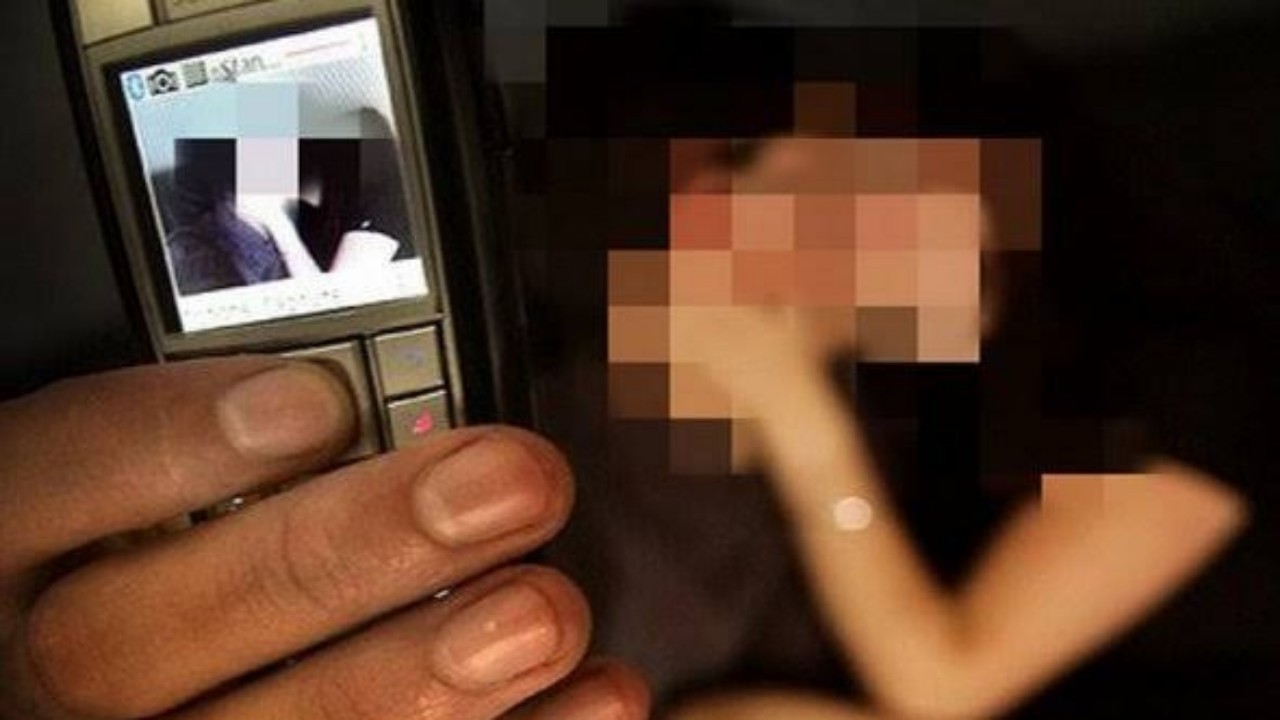 شاب يستغل صورًا مع فنان خليجي لابتزاز الفتيات جنسيًا
